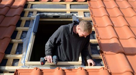 Dachdecker baut Dachfenster ein