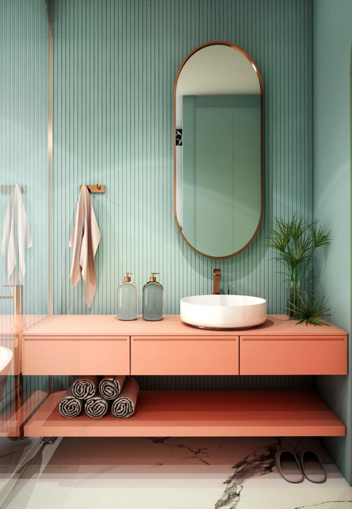 Badezimmer mit grünem Wanddesign und Wandspiegel