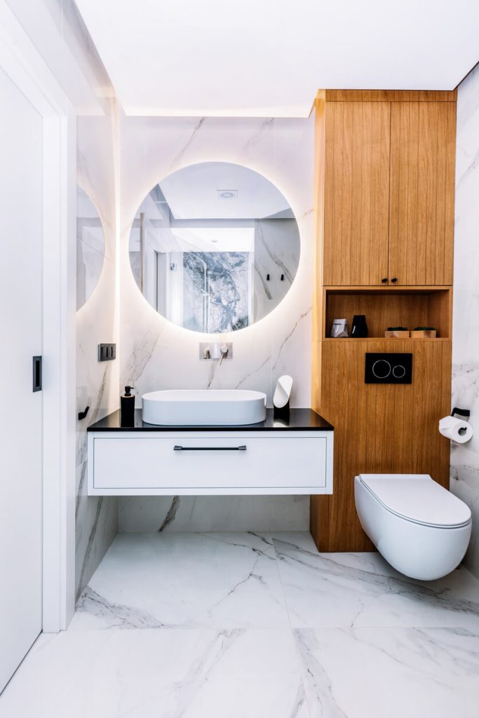 Modernes Badezimmer mit Holzschrank
