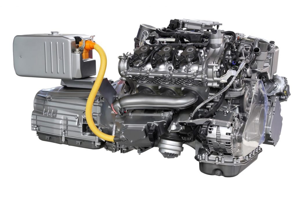 Hybridmotor eines Autos freigestellt auf weißem Hintergrund