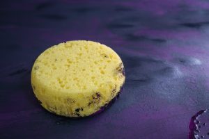 Gelber Schwamm in lila Farbe
