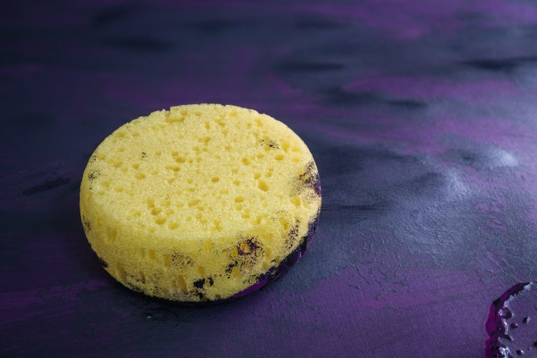 Gelber Schwamm in lila Farbe