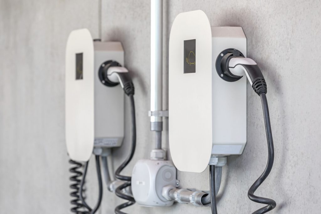 Ladestationen für Elektroautos an der Wand einer Garage