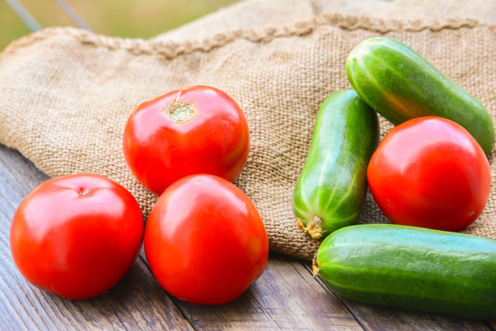 Gurken und Tomaten auf einem Tisch