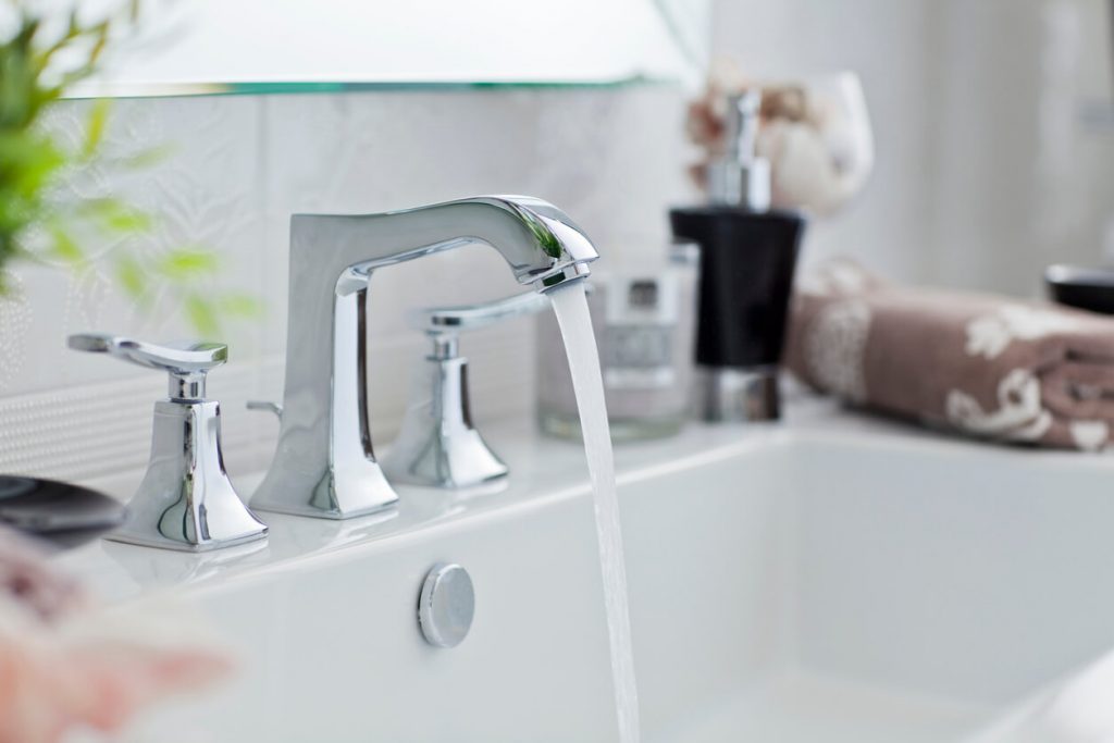 Wasserhahn in Badezimmer läuft