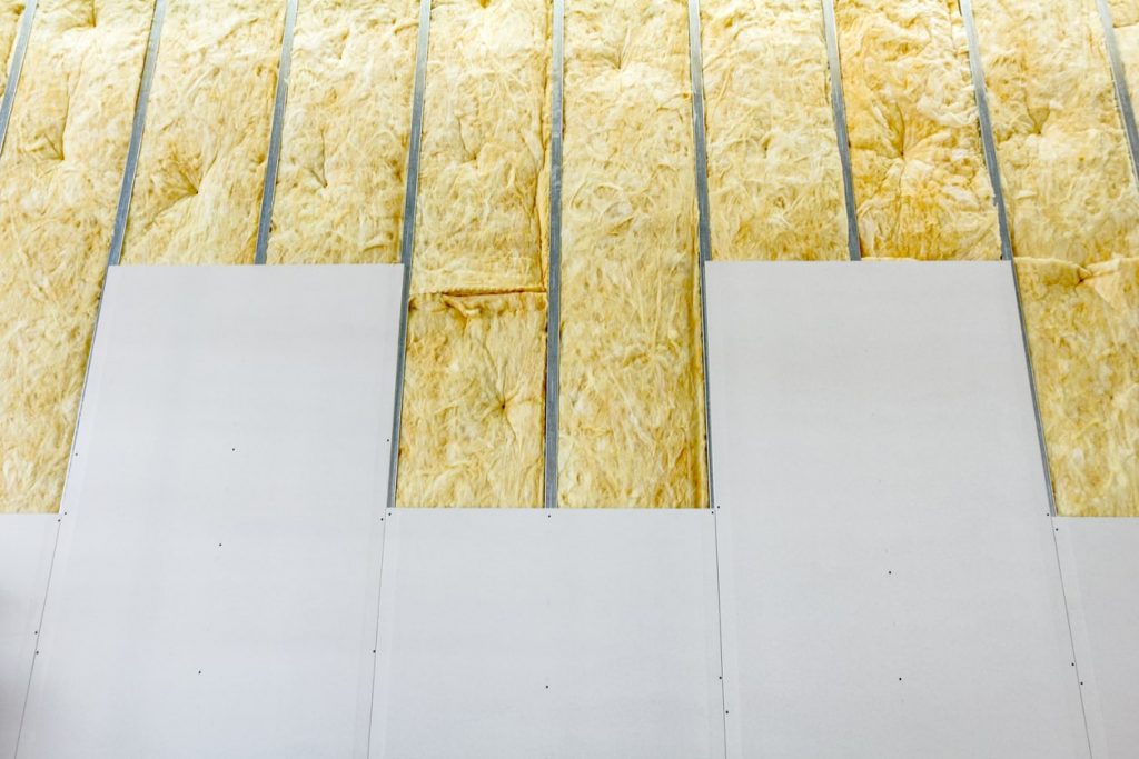 Beplankung der zweiten Seite einer Trockenbauwand mit Gipskartonplatten