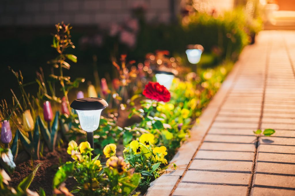 Gartenbeleuchtung in einem Beet