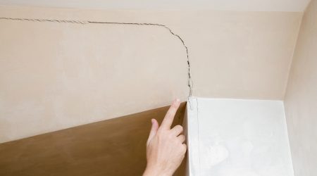 Risse an der Decke im Innenputz