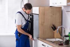 Arbeiter installiert Ofen in Küche