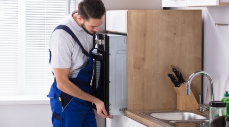Arbeiter installiert Ofen in Küche