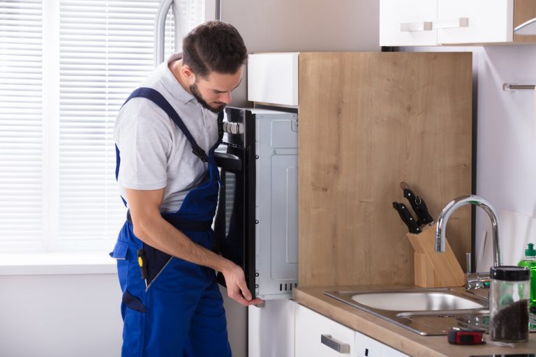 Arbeiter installiert Ofen in Küche