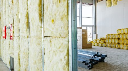 Dämmung einer Trockenbauwand mit Mineralwolle