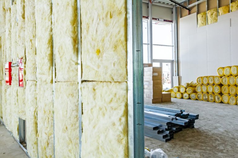 Dämmung einer Trockenbauwand mit Mineralwolle