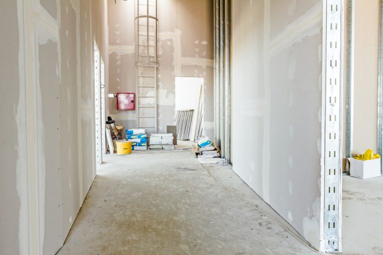 Eine frische gestellte Trockenbauwand auf einer Baustelle