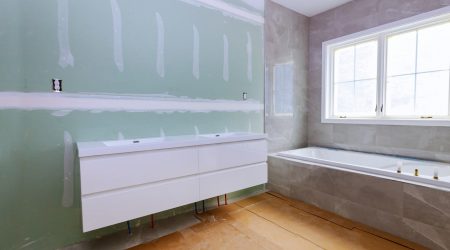 Trockenbauwand Bazezimmer mit gefliester Badewanne