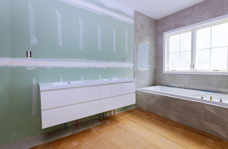 Trockenbauwand Bazezimmer mit gefliester Badewanne