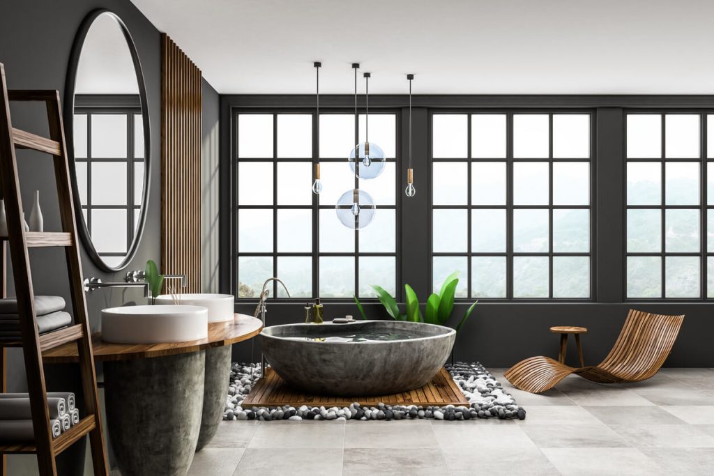 Luxusbadezimmer mit dunklen Wänden und Holzornamenten