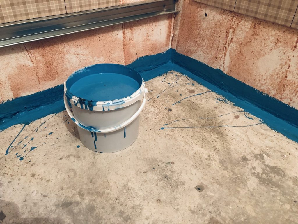 Dichtstoff zur Badabdichtung in einem Eimer
