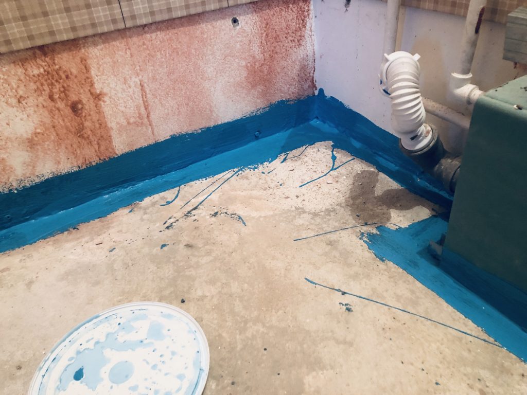 Abdichtung der Fußleisten im Badezimmer mit Dichtmasse