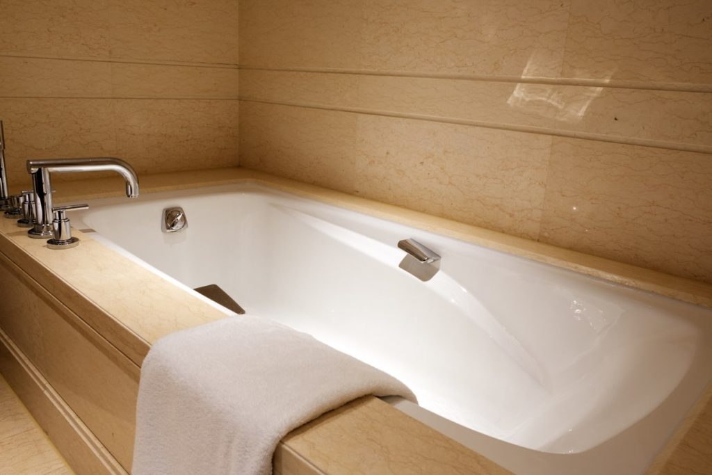 Moderne Badewanne in einem hellen Bad