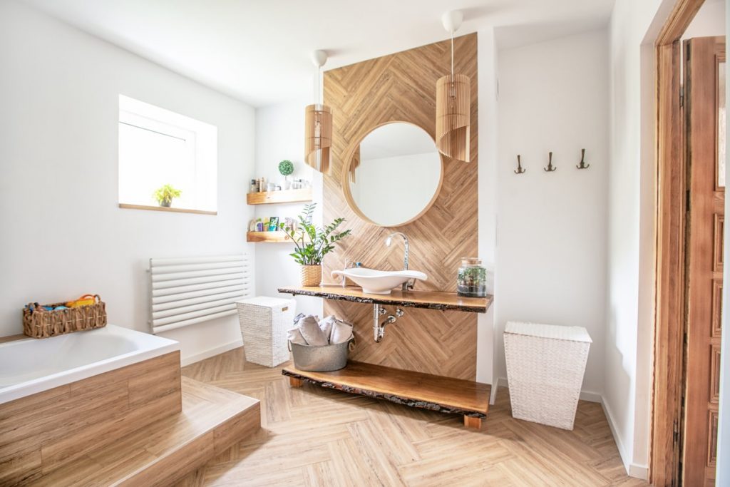Badezimmer mit Bambus Holz als Alternative zu Fliesen
