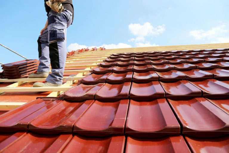 Dachdecker deckt ein Dach ein