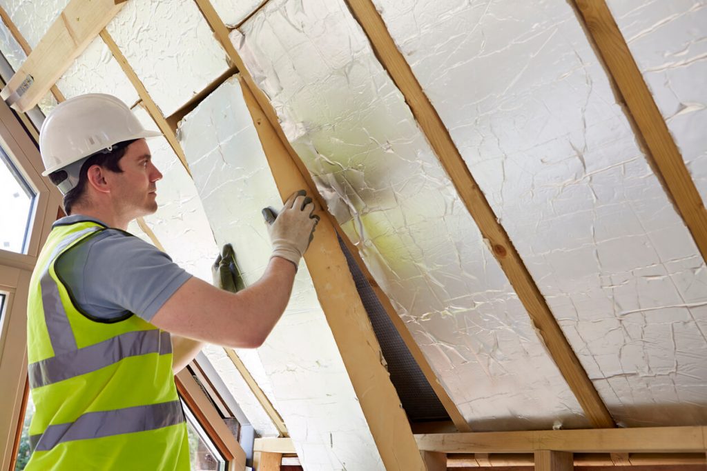 Handwerker baut Dachdämmung ein