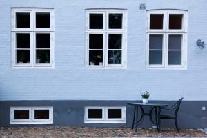 Kellerfenster an einer Hauswand