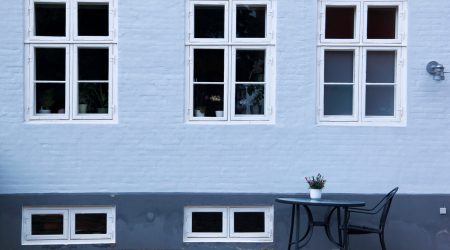 Kellerfenster an einer Hauswand