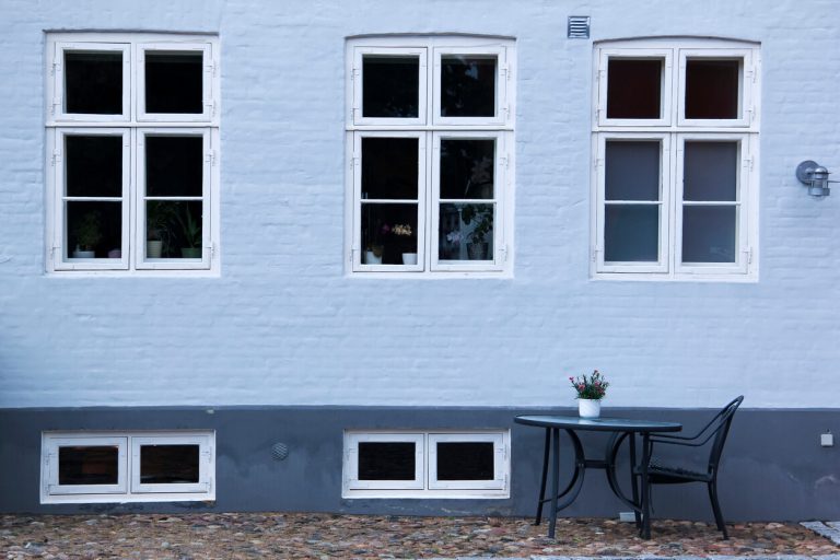 Kellerfenster an einer Hauswand