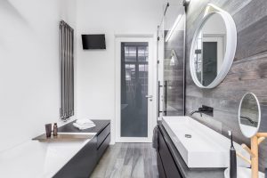 Modern eingerichtetes kleines Bad mit Holzoptik