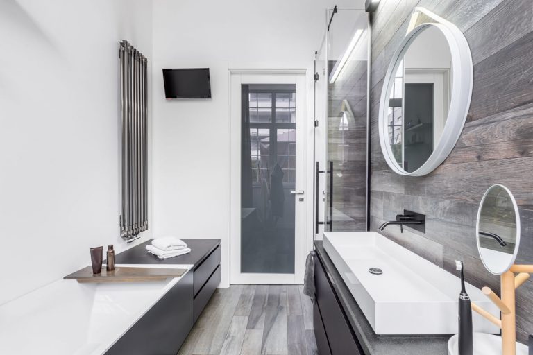 Modern eingerichtetes kleines Bad mit Holzoptik