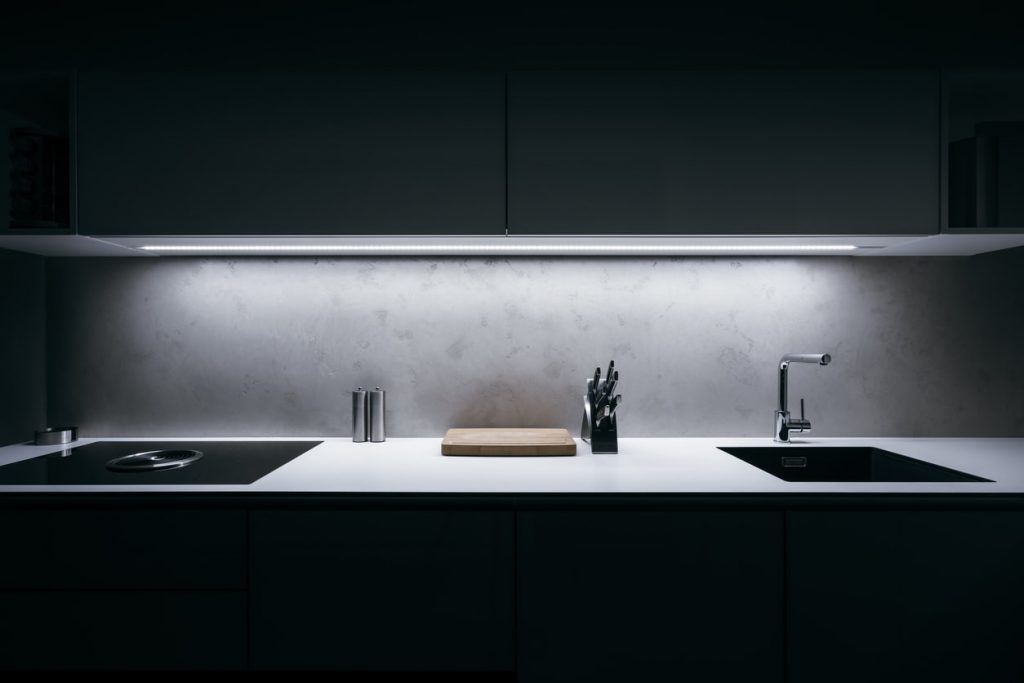 Moderne, dunkle Designküche mit Waschbecken und Herdplatte