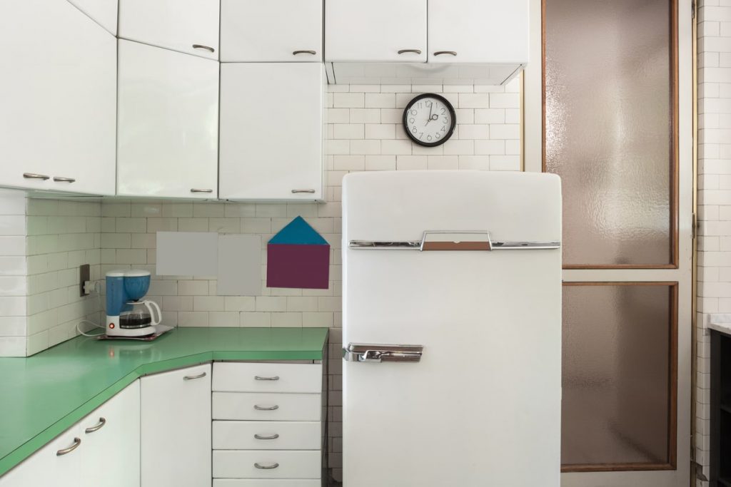 Ein neuer Kühlschrank im Retro-Stil erneuert eine alte Küche