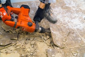 Fliesenleger entfernt alte Terrassenfliesen