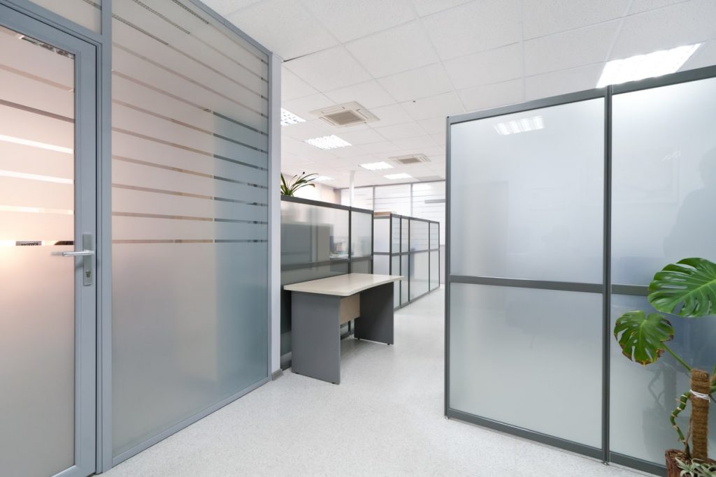 Büro mit integrierten Stellsystemen von Trennwänden
