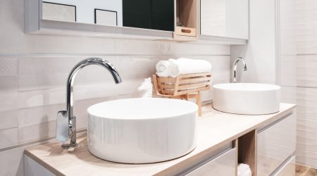 Zwei weiße, moderne, luxuriöse Waschbecken auf einem hellen Waschschrank
