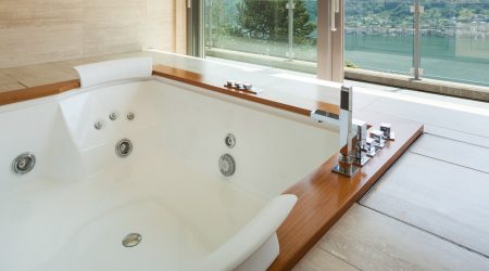 Luxuriöser Whirlpool in einem Badezimmer