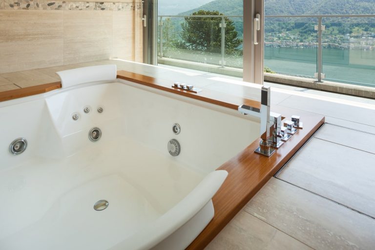 Luxuriöser Whirlpool in einem Badezimmer