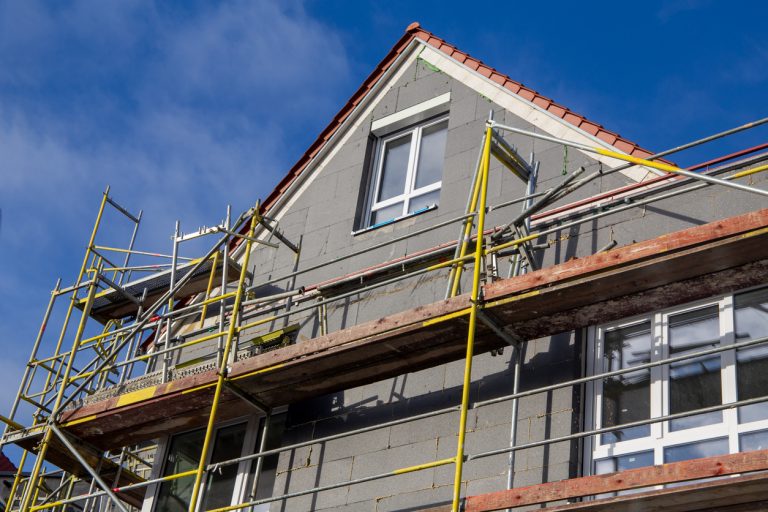 Baugerüst an einem Neubau