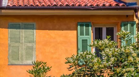 Hausfassade mit gemaltem Fensterladen als Illusionsmalerei