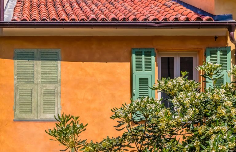 Hausfassade mit gemaltem Fensterladen als Illusionsmalerei