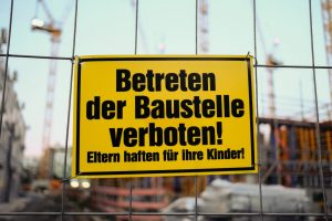 Betreten der Baustelle verboten Schild mit Eltern haften für ihre Kinder Hinweis