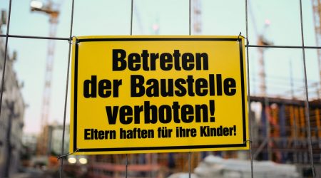 Betreten der Baustelle verboten Schild mit Eltern haften für ihre Kinder Hinweis