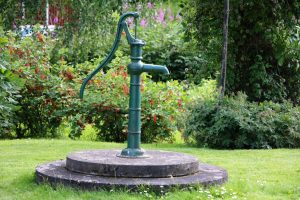 Handpumpe eines Brunnens im Garten