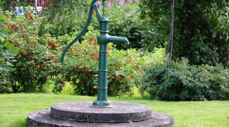 Handpumpe eines Brunnens im Garten