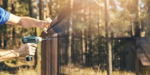 Zaunbauer montiert einen Metallzaun