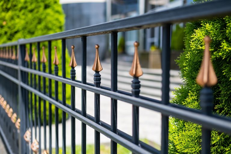 Dekorativer und moderner Metallzaun