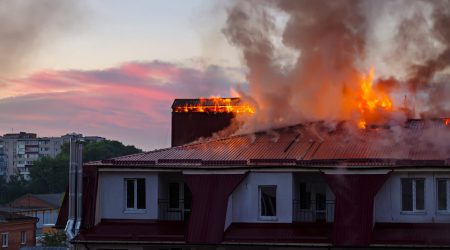 Brennendes Dach eines Mehrfamilienhauses