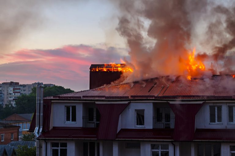 Brennendes Dach eines Mehrfamilienhauses